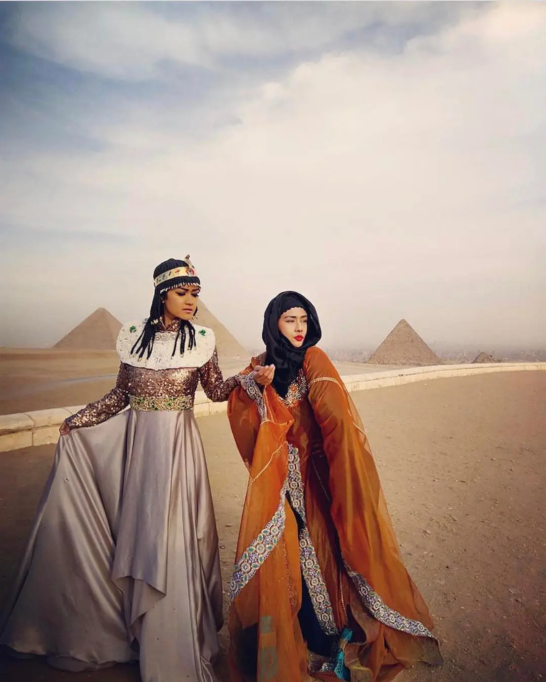 Julia Perez dan Ria Irawan di Mesir usai melaksanakan umrah [foto: Instagram/juliaperrezz]