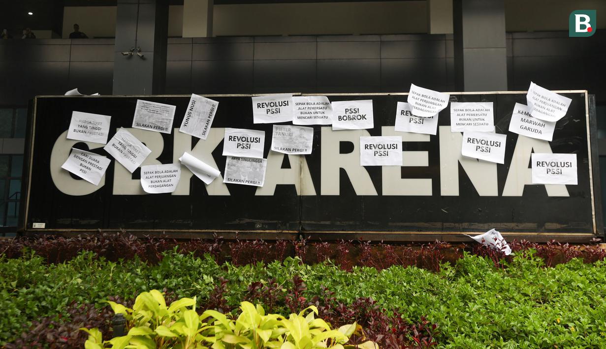 Suporter timnas Indonesia, Ultras Garuda, menempel kertas berisi protes di depan Kantor PSSI, GBK Arena, Senayan, Jakarta Pusat, Jumat (14/11/2025). (Bola.com/M Iqbal Ichsan)