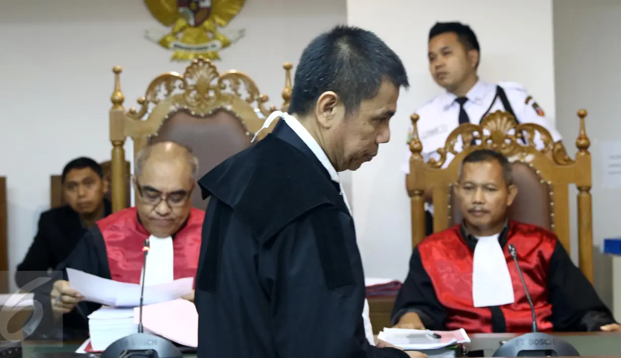 Kuasa Hukum terdakwa Hinca Pandjaitan memberi berkas kepada hakim di PN Jakarta Pusat, (17/5). Tabloid Obor Rakyat memuat pemberitaan yang dianggap fitnah terkait isu SARA yang menyerang Jokowi pada tahun pemilu, 2014 lalu. (Liputan6.com/Helmi Afandi)
