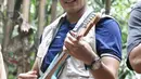 Calon wakil presiden nomor urut 02 Sandiaga Uno bermain gitar saat Ngobrol Pintar (Ngopi) di Hutan Kota Sangga Buana, Jakarta, Rabu (7/11). Sandiaga menyanyikan lagu Bujangan karya Koes Ploes sambil tertawa. (Liputan6.com/Herman Zakharia)