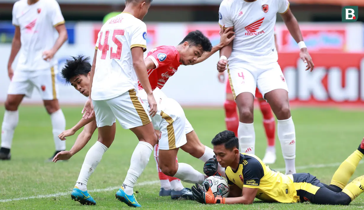 Pemain Persija Jakarta, Aji Kusuma (tengah) berusaha mencetak gol ke gawang PSM Makassar pada laga pekan ke-20 BRI Liga 1 2022/2023 di Stadion Patriot Candrabhaga, Bekasi, Rabu (25/1/2023). Persija menang dengan skor 4-2. (Bola.com/M Iqbal Ichsan)
