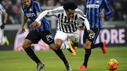 Gelandang Juventus, Juan Cuadrado (tengah) saat dilanggar bek Inter milan, Jeison Murillo (kiri) di leg pertama Coppa Italia di Stadion Olympic, Turin, (28/1/2016). Juventus menang atas Inter Milan dengan skor 3-0. (REUTERS/Giorgio Perottino)