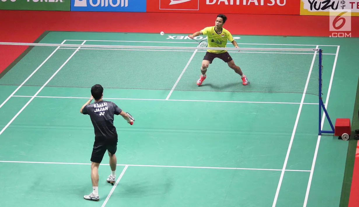 Pebulu tangkis Indonesia, Anthony Ginting mengembalikan bola pebulu tangkis asal Jepang, Kazumasa Sakai pada babak final Indonesia Masters 2018 di Senayan, Jakarta, Minggu (28/1). (Liputan6.com/Angga Yuniar)