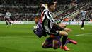 Pemain Newcastle United Miguel Almiron (depan kanan) berebut bola dengan kiper Southampton Gavin Bazunu pada pertandingan sepak bola semifinal Piala Liga Inggris di Stadion St James's Park, Newcastle, Inggris, 31 Januari 2023. Newcastle United mengalahkan Southampton dengan skor 2-1 dan berhasil melenggang ke final Piala Liga Inggris. (Paul ELLIS/AFP)