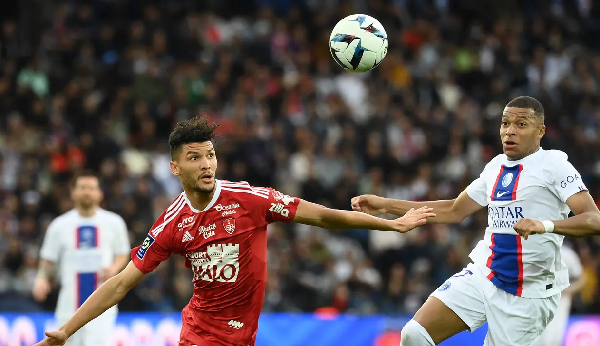 Achraf Dari (kiri) adalah pemain tim nasional Maroko yang bermain sebagai bek untuk Brest. Dari telah menyumbang satu gol dari 10 penampilannya bersama Brest musim ini. Dari melakukan debut di Piala Dunia 2022 saat pertandingan perempat final melawan Portugal. (AFP/Franck Fife)