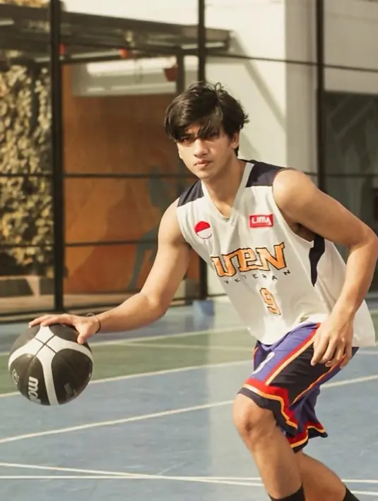 Bermain bola basket ternyata bukan olahraga yang ia sukai belakangan ini. Melihat unggahan Instagramnya, ia pun sudah cukup lama bermain. Dari bajunya sendiri, ia terlihat memakai baju basket dari kampusnya, yaitu UPN Yogyakarta. (Liputan6.com/IG/@harrisvriza)