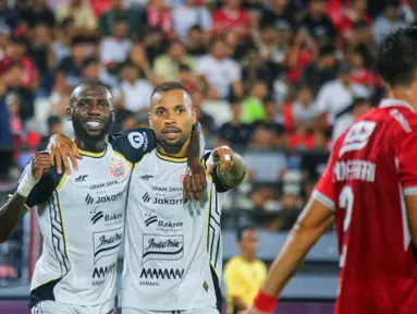 Pemain Persija Jakarta, Gustavo Almeida, melakukan selebrasi setelah mencetak gol ke gawang Bali United pada pekan ke-21 BRI Super League 2025/2026 di Stadion Kapten I Wayan Dipta, Minggu (15/2/2026) malam WIB. (Bola.com/Alit Binawan)