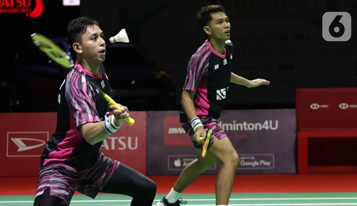 Pebulu tangkis ganda putra Indonesia, Fajar Alfian/Muhammad Rian Ardianto saat bertanding melawan He Ji Ting/ Zhou Hao Dong (China) pada Semifinal Indonesia Masters 2022 di Istora Senayan, Jakarta, Sabtu (11/6/2022). Fajar/Rian unggul 21-17, 21-17. (Liputan6.com/Helmi Fithriansyah)