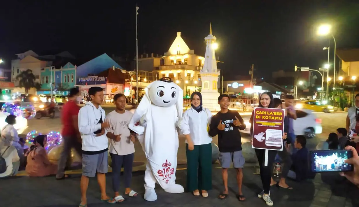 Maskot Piala Dunia 2022, La'eeb, akhirnya menginjakkan kakinya di Yogyakarta, Jumat (11/11/2022). Salah satu tempat ikonik di kota Gudeng yang disinggahi La'eeb yakni Tugu Yogyakarta. (Dok. SCM)