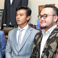 Dion Wiyoko fitting baju pengantin (Adrian Putra/bintang.com)