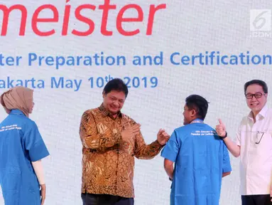 Menristekdikti Mohamad Nasir (kiri), Menperin Airlangga Hartarto (tengah), Presdir PT Astra International Prijono Sugiarto (kanan) dan perwakilan peserta batch pertama Astra Automotive pada acara groundbreaking Kampus Polman Astra Delta Silicon, Bekasi, (10/5/2019). (Liputan6.com/HO/Ilham)