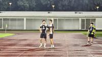 Kevin Diks saat berbincang dengan Jay Idzes jelang mengikuti sesi latiha dengan Timnas Indonesia di Lapangan Madya GBK, Selasa (12/11/2024). (Liputan6.com/Melinda Indrasari)