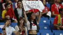 Seorang fans Swis memegang spanduk kecil saat mendukung timnya melawan Brasil pada laga grup E Piala Dunia 2018 di Rostov Arena, Rostov-on-Don, Rusia, (17/6/2018). Brasil dan Swis bermain imbang 1-1. (AP/Darko Vojinovic)