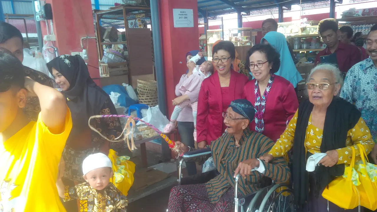 Angon Putu, Tradisi Kakek Mencambuki Cucu