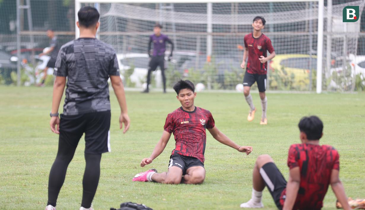 Pemain Timnas Indonesia U-20, Arkhan Kaka (tengah) mengikuti gim dalam sesi latihan terakhir di Lapangan ABC, Kompleks Gelora Bung Karno (GBK), Senayan, Jakarta, Jumat (24/5/2024) pagi, menjelang keberangkatan ke Italia untuk pemusatan latihan (TC) di Como dan selanjutnya mengikuti Toulon Tournament 2024 di Prancis. (Bola.com/Abdul Aziz)