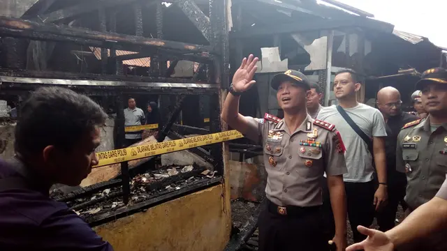Kapolres Garut AKBP Budi Satria Wiguna menunjau lokasi kebakaran pasar induk Garut