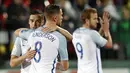 Pemain Inggris Harry Winks dan Jordan Henderson merayakan kemenangan atas Lithuania pada laga kualifikasi Piala Dunia di Stadion Vilnius, Minggu (8/10/2017). Inggris menang 1-0 atas Lithuania. (AP/Mindaugas Kulbis)