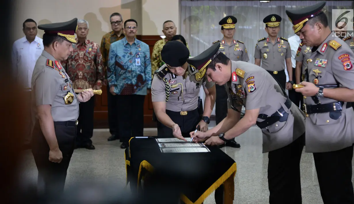 Kapolri Jenderal Tito Karnavian melihat Irjen Pol Boy Rafli Amar menandatangi serah terima jabatan Kapolda Papua yang digantikan Irjen Martuani Sormin pada pelantikan Kadiv Propam dan enam kapolda di Jakarta, Senin (20/8). (Merdeka.com/Iqbal S. Nugroho)