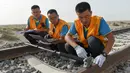 Para petugas pemeliharaan rel kereta api memeriksa ketidakteraturan rel di jalur kereta api Golmud-Korla di Daerah Otonom Uighur Xinjiang, China, 14 Juli 2020. Jalur kereta ini menurut jadwal pengoperasiannya akan dimulai pada 30 Oktober 2020. (Xinhua/Ding Lei)