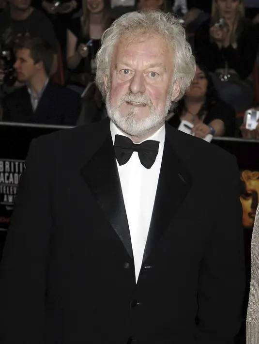 Disebutkan bahwa  Bernard Hill meninggal dunia dengan ditemani oleh tunagannya, Alison, dan putranya, Gabriel. Sementara itu penyebab kematiannya tidak diungkap kepada publik.  (Yui Mok/PA via AP)