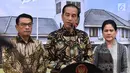 Presiden Joko Widodo memberi keterangan saat akan bertolak ke Singapura menjenguk Ani Yudhoyono di Bandara Halim Perdanakusuma, Jakarta, Kamis (21/2). Jokowi mengajak untuk mendoakan Ani Yudhoyono segera pulih. (Liputan6.com/HO/Biro Pers Setpres)