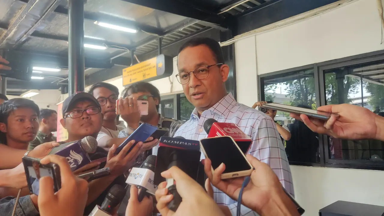 Bakal capres Anies Baswedan mengurus SKCK di Loket Pelayanan Masyarakat Baintelkam Polri di Cilandak, Jakarta Selatan, Senin (25/9/2023).