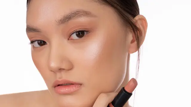 Rahasia Soft Coral Nude Makeup, Tampilan Segar Natural yang Bikin Wajah Auto Glowing