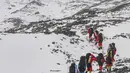 <p>Tim pembangunan jalan membuat rute menuju sebuah kamp pada ketinggian 7.028 meter di Gunung Qomolangma atau Gunung Everest di Daerah Otonom Tibet, China, Minggu (10/5/2020). Teknologi canggih akan dilibatkan dalam pengukuran kali ini. (Xinhua/Sun Fei)</p>