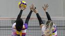 Pemain Jakarta Mandiri Popsipo Polwan, Arsela Nuari Purnama (kiri) berusaha memblok bola smes pemain Gresik Petrokimia Pupuk Indonesia pada laga PLN Mobile Proliga 2022 di Padepokan Voli Jenderal Polisi Kunarto, Sentul, Jumat (28/1/ 2022). (Bola.com/M Iqbal Ichsan)