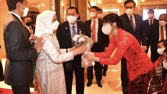 Dita Karang Kenakan Kebaya Merah  Saat Sambut President Jokowi dah Ibu Iriana di Korea Selatan