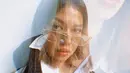 Selain berparas ayu, Yuki Kato dikenal sebagai selebriti yang pandai memadukan busana. Kali ini ia tampak memakai kemeja putih yang dipadukan dengan vest. Kacamata yang dipakainya juga menambah kesan stylish.(Liputan6.com/IG/@yukikt)
