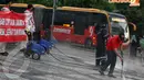 Beberapa petugas membersihkan lumut-lumut yang mengotori lantai Bundaran HI dengan alat penyemprot air bertekanan tinggi, Sabtu (19/4/14). (Liputan6.com/Faizal Fanani)