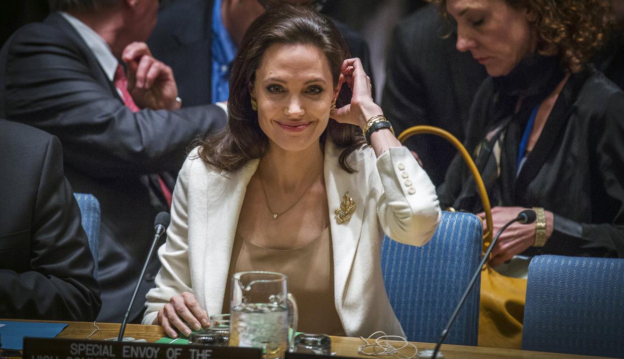 Angelina Jolie terlihat tersenyum di sela menghadiri rapat Dewan Keamanan PBB di New York, AS (24/4/2015). Angelina Jolie sebagai utusan PBB untuk pengungsi (UNHCR) meminta negara-negara maju untuk membantu pengungsi Suriah. (REUTERS/Lucas Jackson)