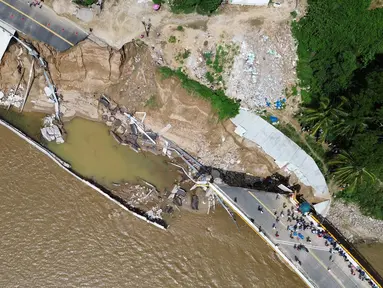 Foto udara memperlihatkan sebuah jembatan yang rusak akibat Badai John di dekat Acapulco, Negara Bagian Guerrero, Meksiko, pada tanggal 29 September 2024. (Francisco ROBLES/AFP)