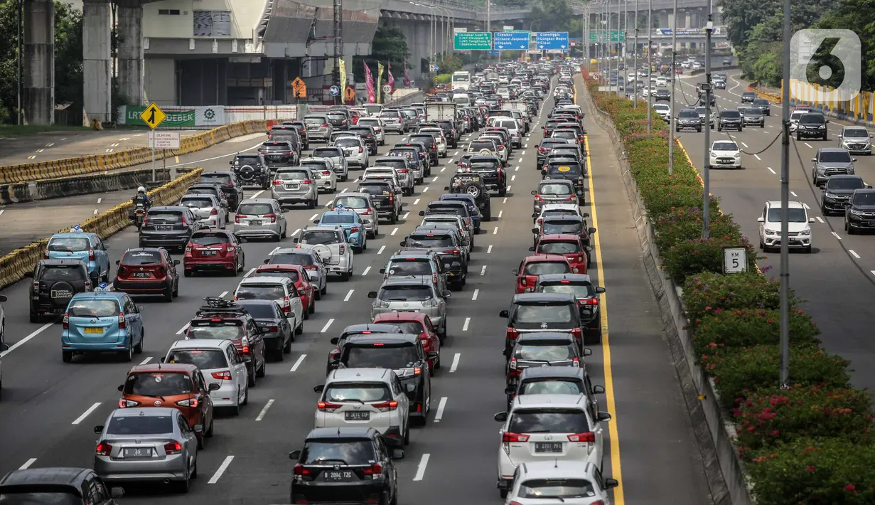 Kendaraan memadati ruas Tol Jagorawi, Jakarta Timur, Kamis (15/5/2021). Kepadatan kendaraan terjadi karena mobilitas warga untuk silaturahmi dan berlibur Lebaran. (Liputan6.com/Faizal Fanani)