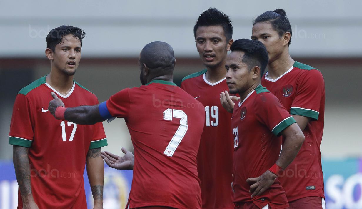 Kapten Timnas Indonesia, Boas Solossa, memberikan arahan kepada rekannya saat pertandingan melawan Fiji pada laga persahabatan di Stadion Patriot, Bekasi, Sabtu, (2/9/2017). Skor berakhir imbang 0-0. (Bola.com/M Iqbal Ichsan)