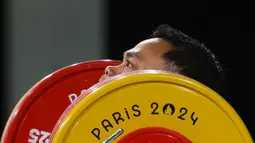 Lifter Indonesia, Eko Yuli Irawan melakukan angkatan clean and jerk pada cabang olahraga angkat besi 61 kg putra Olimpiade 2024 di South Paris Arena, Paris, Prancis, Rabu (07/08/2024). (Dok. NOC Indonesia/Naif Muhammad Al'as)