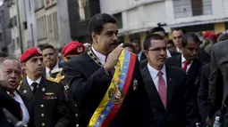 Presiden Venezuela, Nicolas Maduro menyapa pendukungnya saat tiba di majelis nasional di Caracas, (6/7/2015).  Maduro juga memerintahkan kementerian luar negeri melakukan review penuh hubungan bilateral Venezuela dan Guyana. (REUTERS/Jorge Dan Lopez)