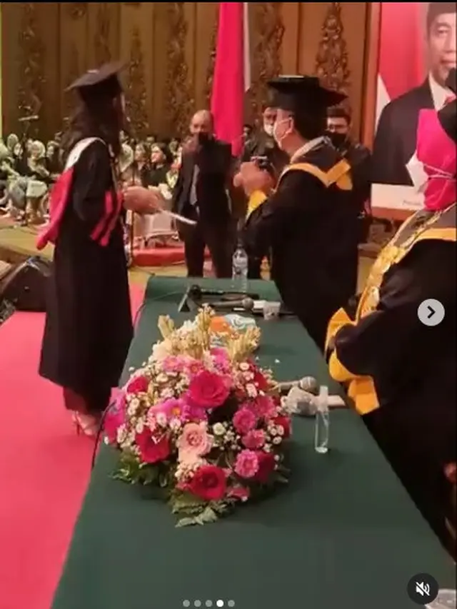 Verlita Evelyn ikuti wisuda S-2 di kampusnya (Foto: Instagram @ivan_saba)