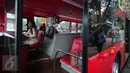 Seorang pramudi bus tingkat wisata TransJakarta mengenakan kebaya saat mengendarai bus tersebut di Jakarta, Jumat (21/4). Dalam rangka Hari Kartini, semua pramudi perempuan bus pariwisata dan Transjakarta mengenakan kebaya. (Liputan6.com/Faizal Fanani)