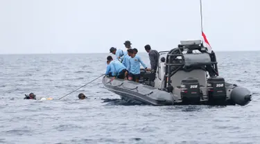 Penyelam Komando Pasukan Katak (Kopaska) TNI AL saat mencari korban pesawat Lion Air JT 610 yang jatuh di perairan Tanjung Karawang, Jawa Barat, Selasa (30/10). Penyelam menggunakan peralatan berteknologi tinggi dalam pencarian. (AP Photo/Tatan Syuflana)