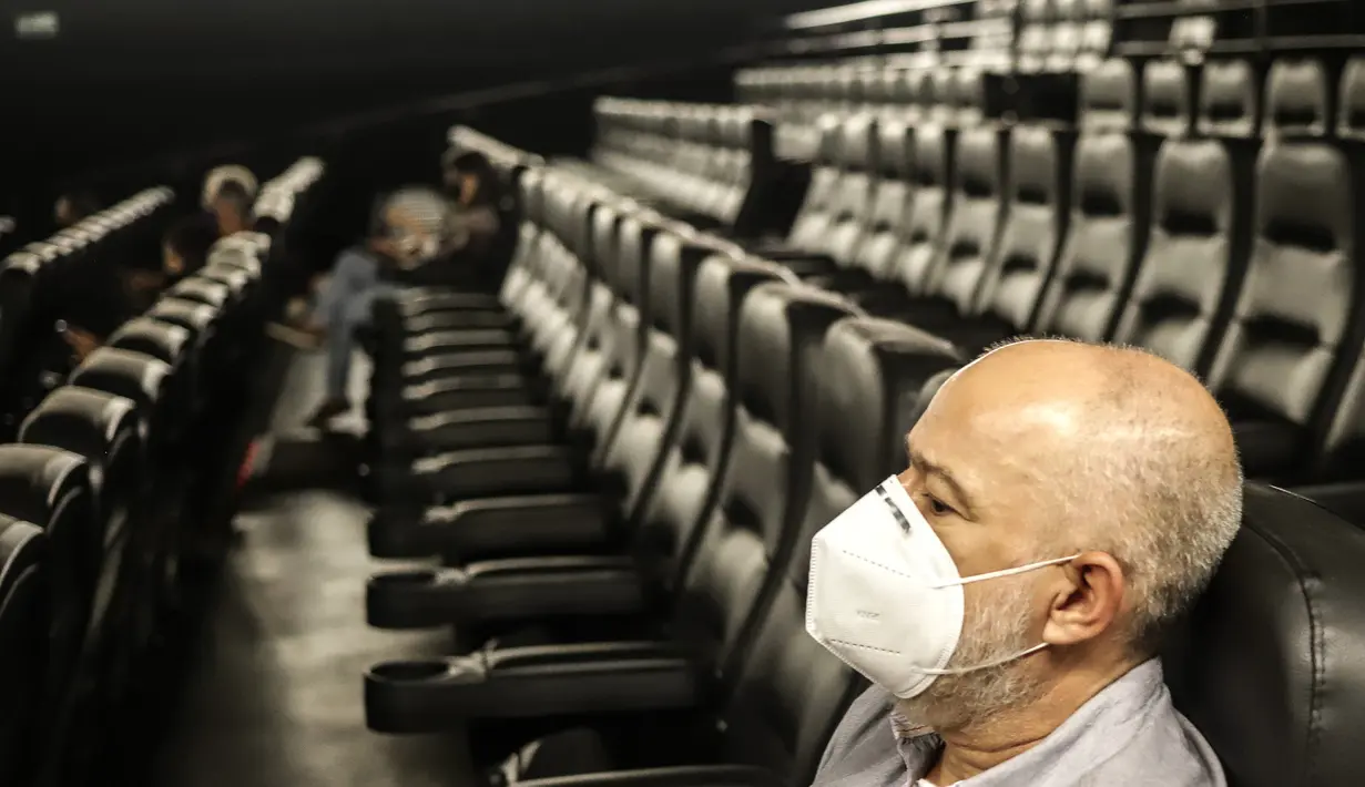 Seorang pria duduk di bioskop "Belas Artes" yang dibuka kembali di Sao Paulo, Brasil (10/10/2020). Kota Sao Paulo, Brasil, kota terbesar di Amerika Selatan, telah mengizinkan bioskop, teater, museum, dan ruang budaya lainnya untuk kembali dibuka mulai Sabtu (10/10). (Xinhua/Rahel Patrasso)