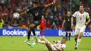 Pemain Jerman Serge Gnabry berebut bola dengan pemain Hungaria Andras Schaefer dari Adam Szalai pada pertandingan Grup F Euro 2020 di Allianz Arena, Munich, Jerman, Rabu (23/6/2021). Pertandingan berakhir imbang 2-2. (Kai Pfaffenbach/Pool via AP)