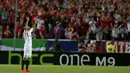 Gelandang Sevilla, Aleix Vidal merayakan selebrasi usai mencetak gol ke gawang Fiorentina pada leg pertama semifinal Europa League di Stadion Ramon Sanchez, Kamis (7/5/2015). Sevilla menang 3-0 atas Fiorentina. (REUTERS/Marcelo del Pozo)