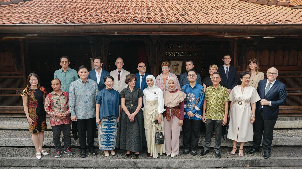 Karya 2 Maestro Batik Indonesia Dipamerkan pada Menteri Kebudayaan Prancis Rachida Dati