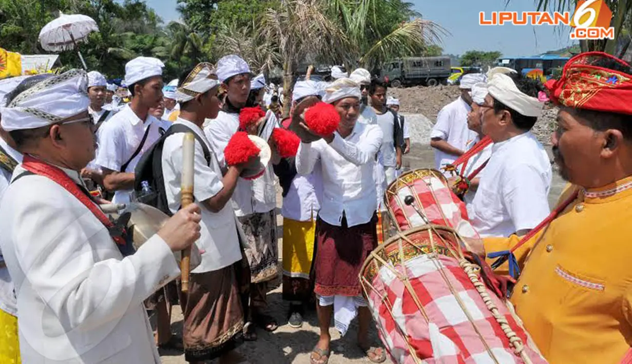 Rombongan pria tampak terus memainkan gamelan khas Bali sambil menunggu waktu sembahyang (Liputan6.com/Andrian M Tunay)