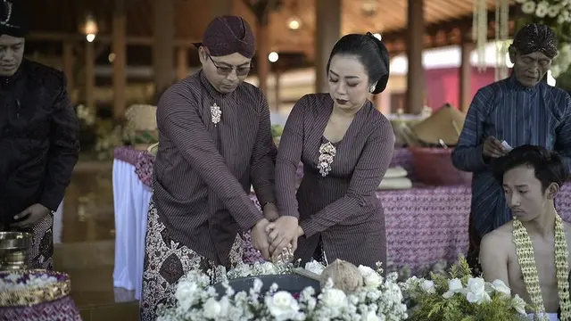 Gaya Soimah kenakan kebaya lurik saat acara adat ruwatan, [Instagram/@showimah]