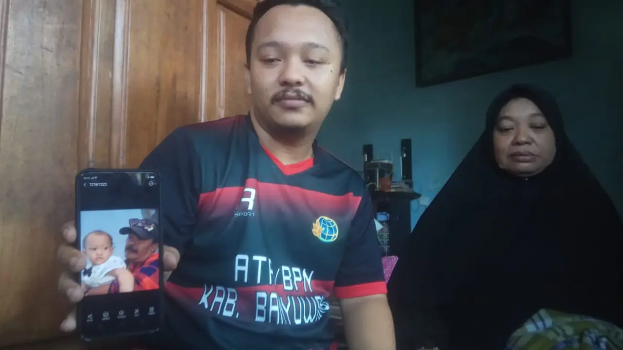 Ketua KPPS 28 Kelurahan Tukangkayu, Kecamatan Banyuwangi, Nanang Subiyanto (55) meninggal dunia karena kelelahan. (Liputan6.com/Dian Kurniawan)