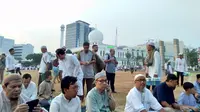 Umat Islam yang melaksanakan salat Idul Adha di Masjid Al-Azhar. (Merdeka.com/Nur Habibie)