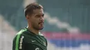 Kiper Timnas Indonesia, Andritany Ardhiyasa, saat latihan di Stadion Wibawa Mukti, Jawa Barat, Selasa (6/11). Latihan ini merupakan persiapan jelang Piala AFF 2018. (Bola.com/Vitalis Yogi Trisna)